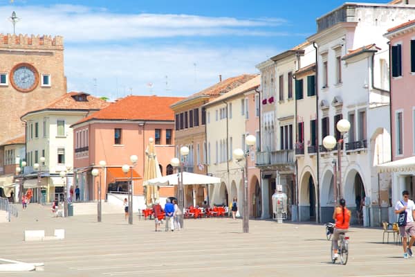 Piazza Ferretto showing street scenes