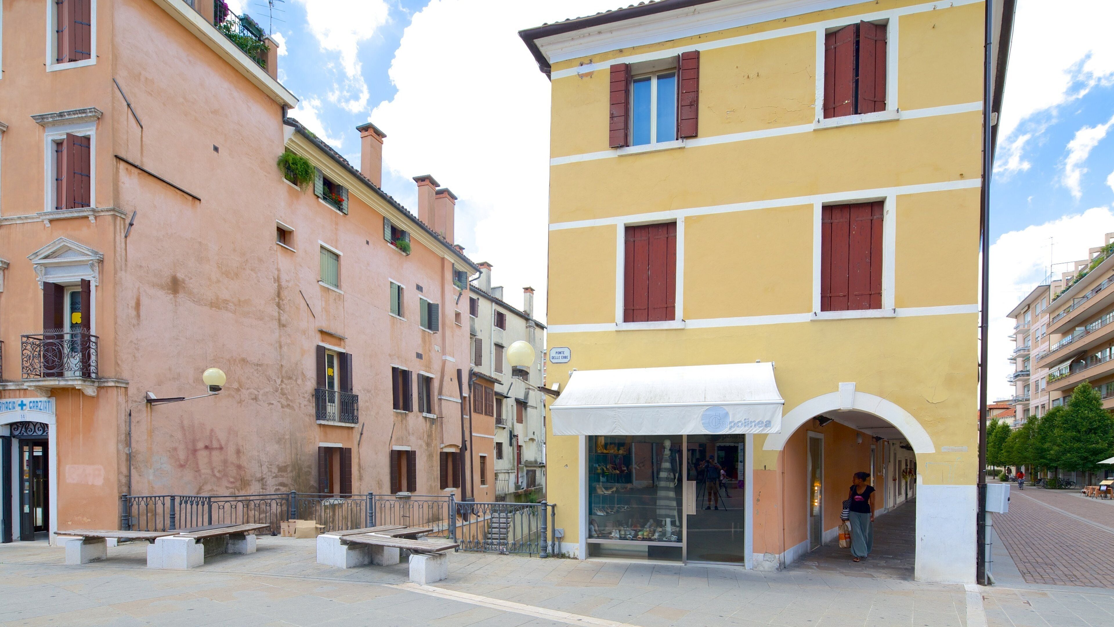 Piazza Ferretto showing a house and street scenes