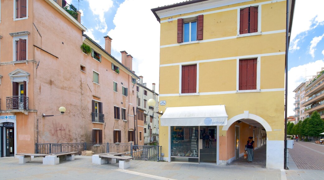 Piazza Ferretto showing a house and street scenes