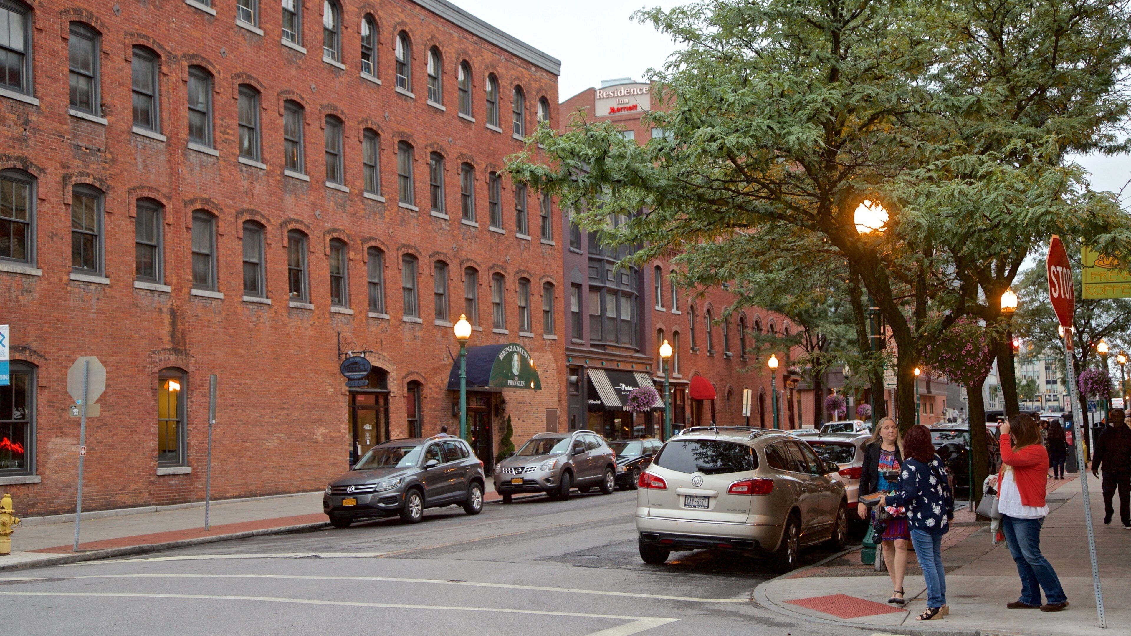 Place Armory qui includes ville et scènes de rue aussi bien que petit groupe de personnes