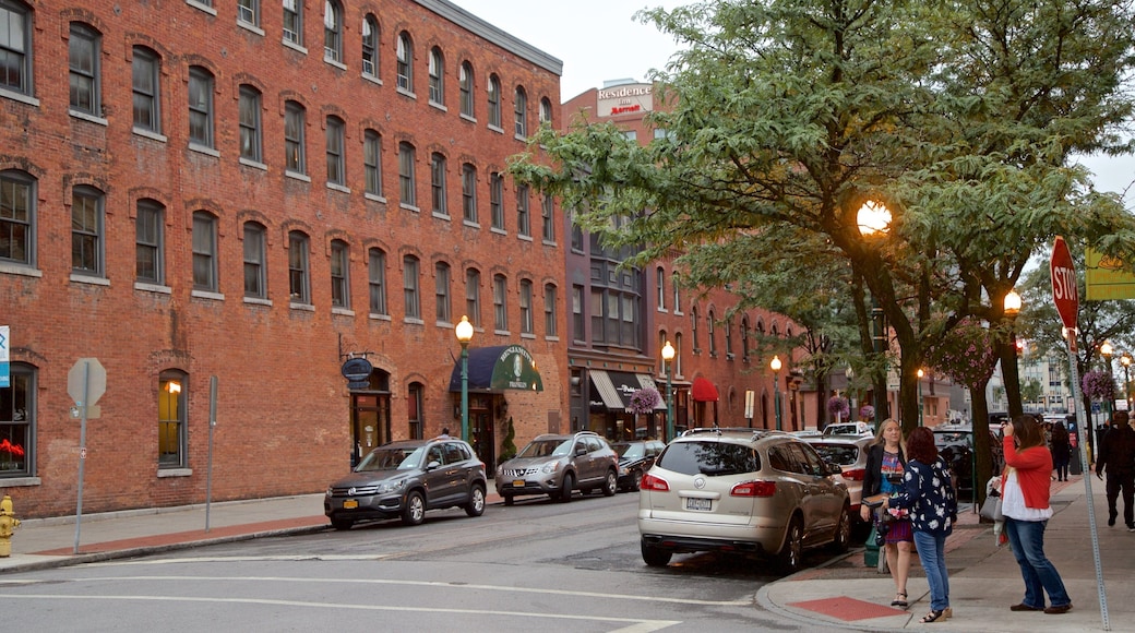 Place Armory qui includes ville et scĂšnes de rue aussi bien que petit groupe de personnes