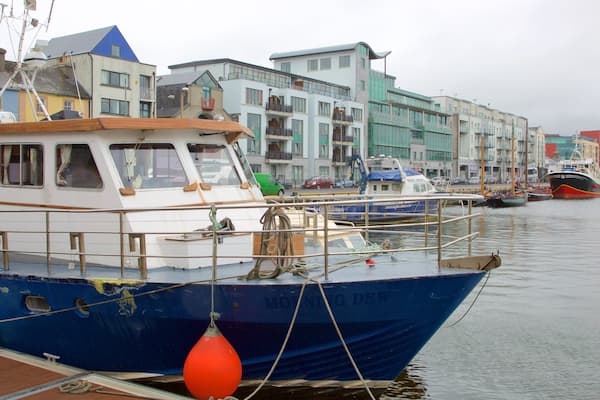 Galway Harbour presenterar en marina, en å eller flod och båtkörning