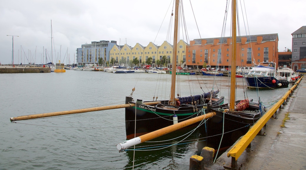 Galway Harbour featuring purjehdus, veneily ja lahti tai satama