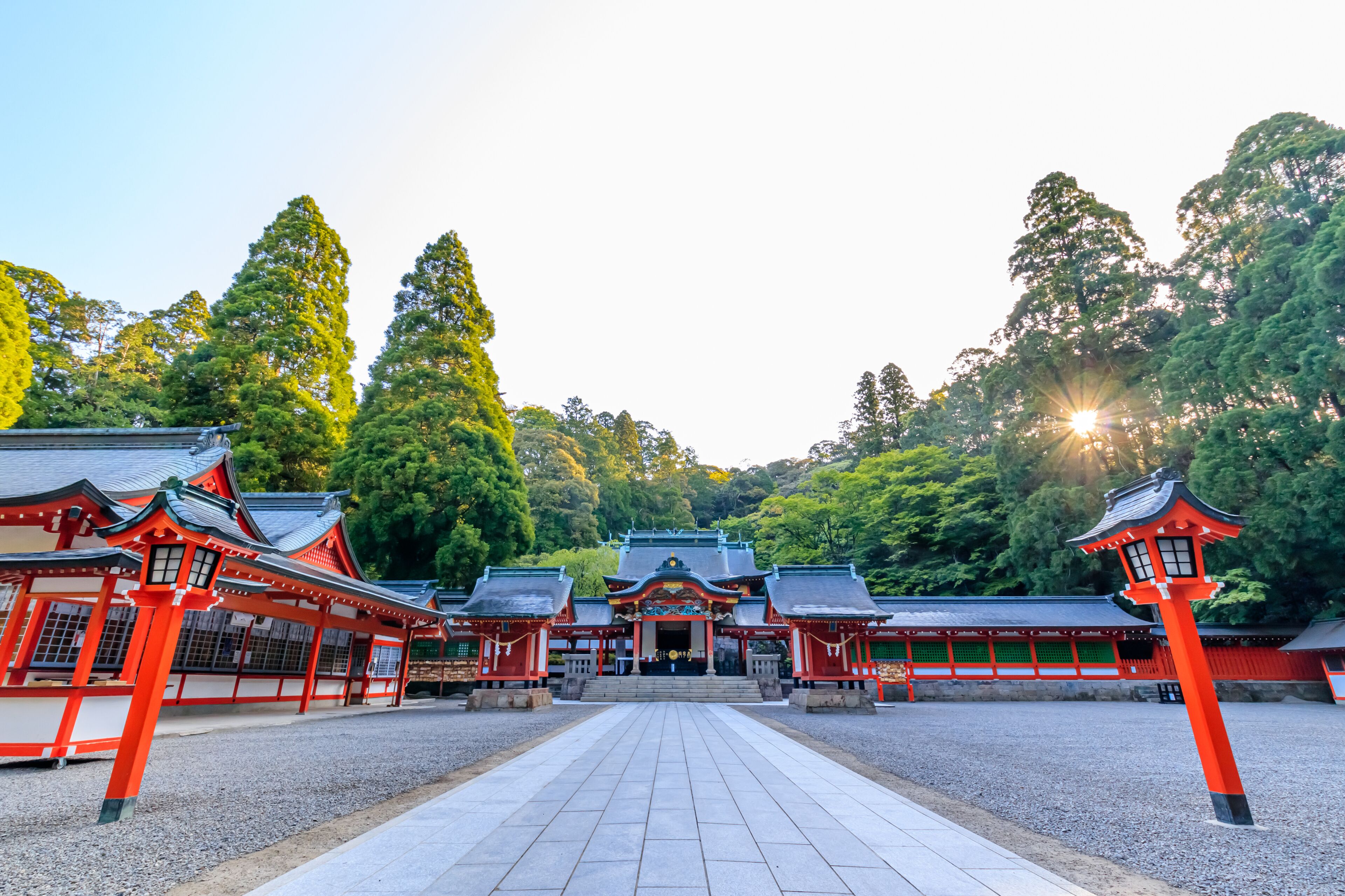 霧島神宮本殿と御来光　鹿児島県霧島市　Kirishima Jingu Main shrine and 
Sunrise Kagoshima-ken Kirishima city
