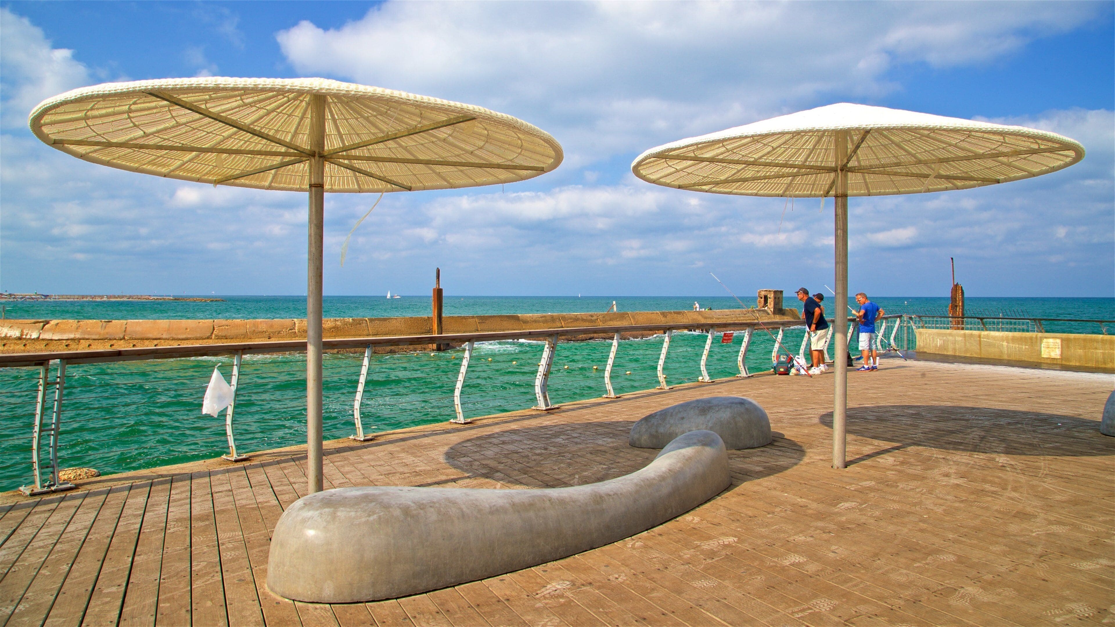 Gamlehavnen i Tel Aviv fasiliteter samt kyst i tillegg til en liten gruppe med mennesker