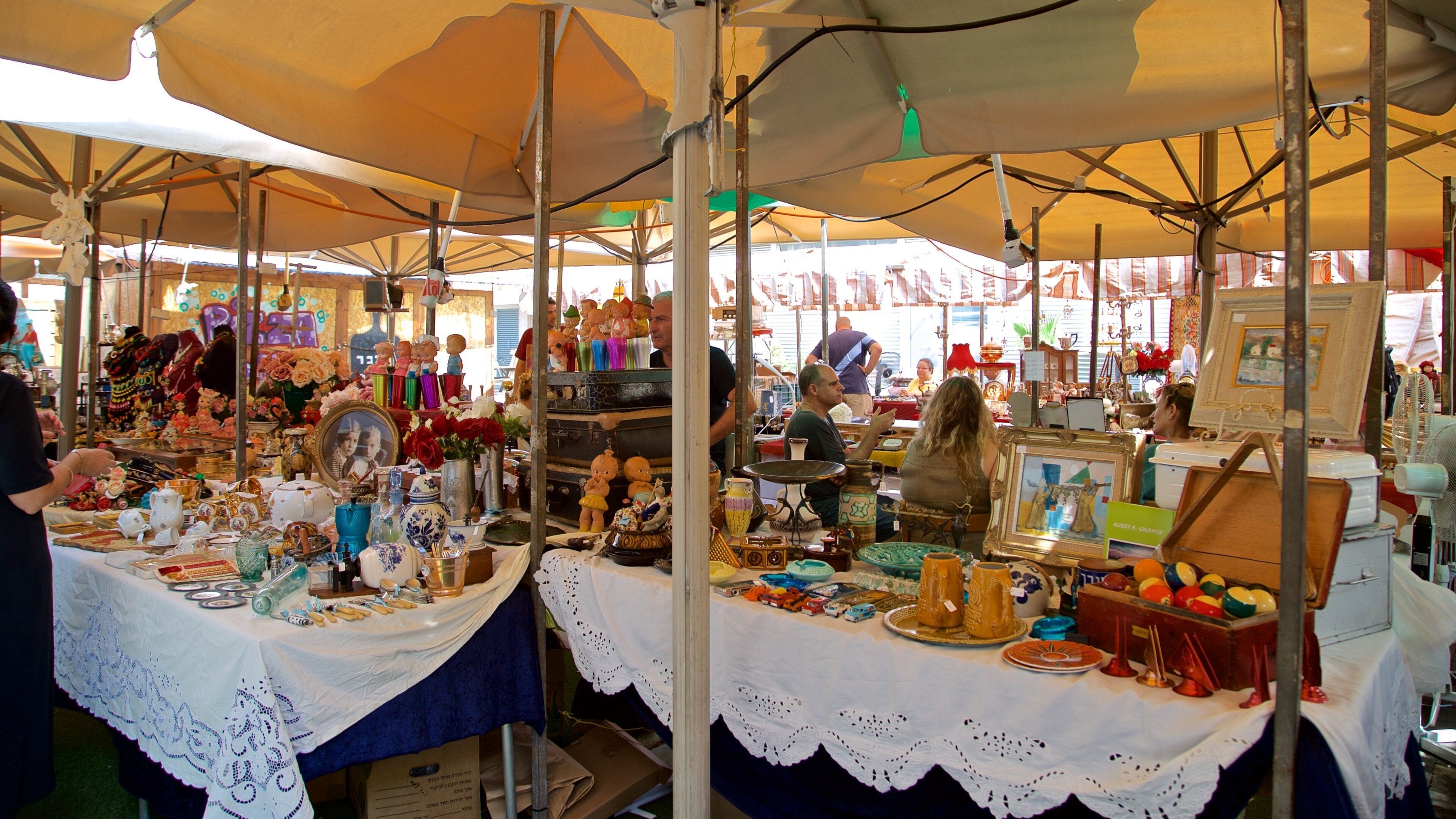 Antigo Porto de Tel Aviv que inclui mercados assim como um pequeno grupo de pessoas