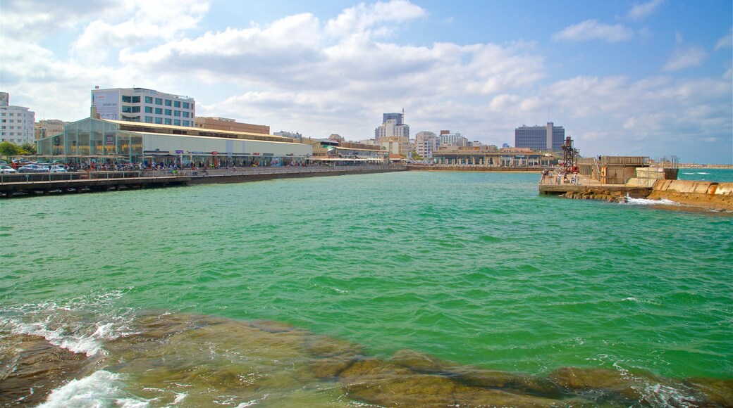 Antigo Porto de Tel Aviv mostrando uma cidade litorânea e uma baía ou porto
