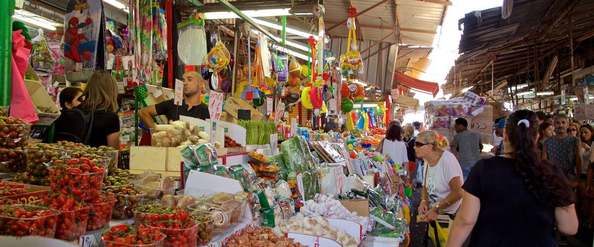 Mecato del Carmelo che include cibo e mercati cosi come un piccolo gruppo di persone