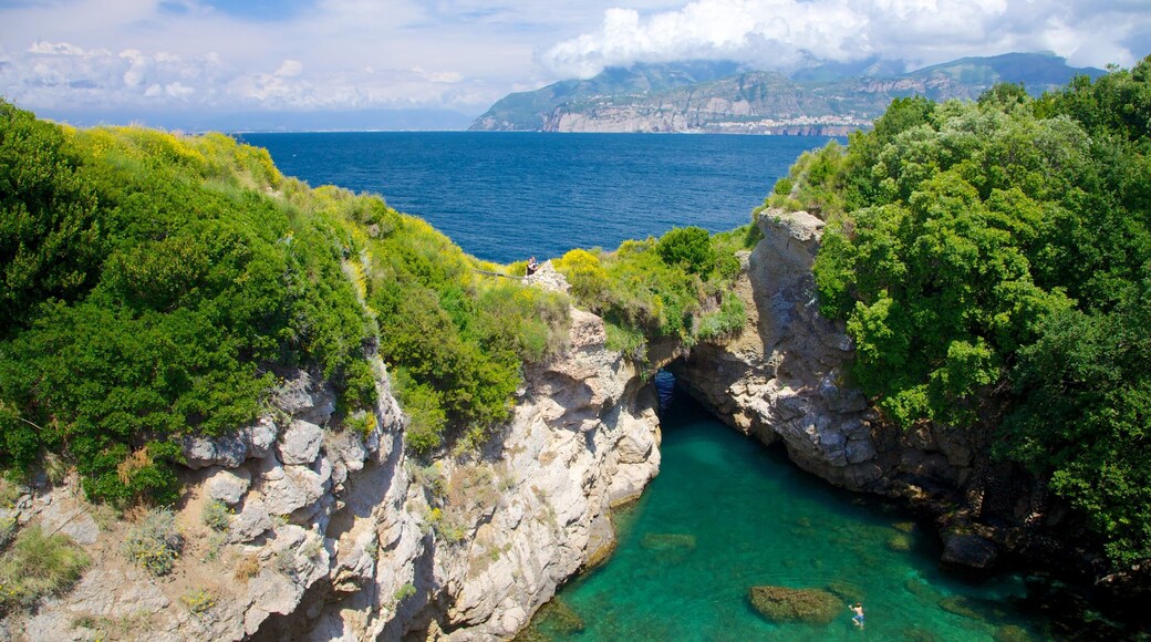 Dronning Giovannas bad fasiliteter samt stenete kystlinje