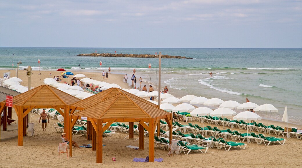 Gordon strand fasiliteter samt kyst og strand i tillegg til en liten gruppe med mennesker