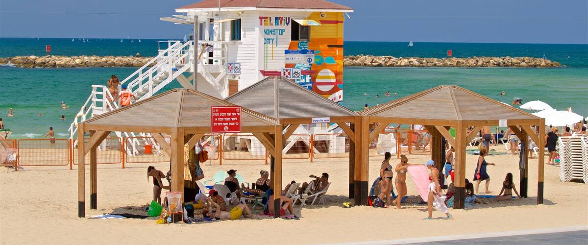 Frishman Beach mit einem Strand und allgemeine Küstenansicht sowie kleine Menschengruppe