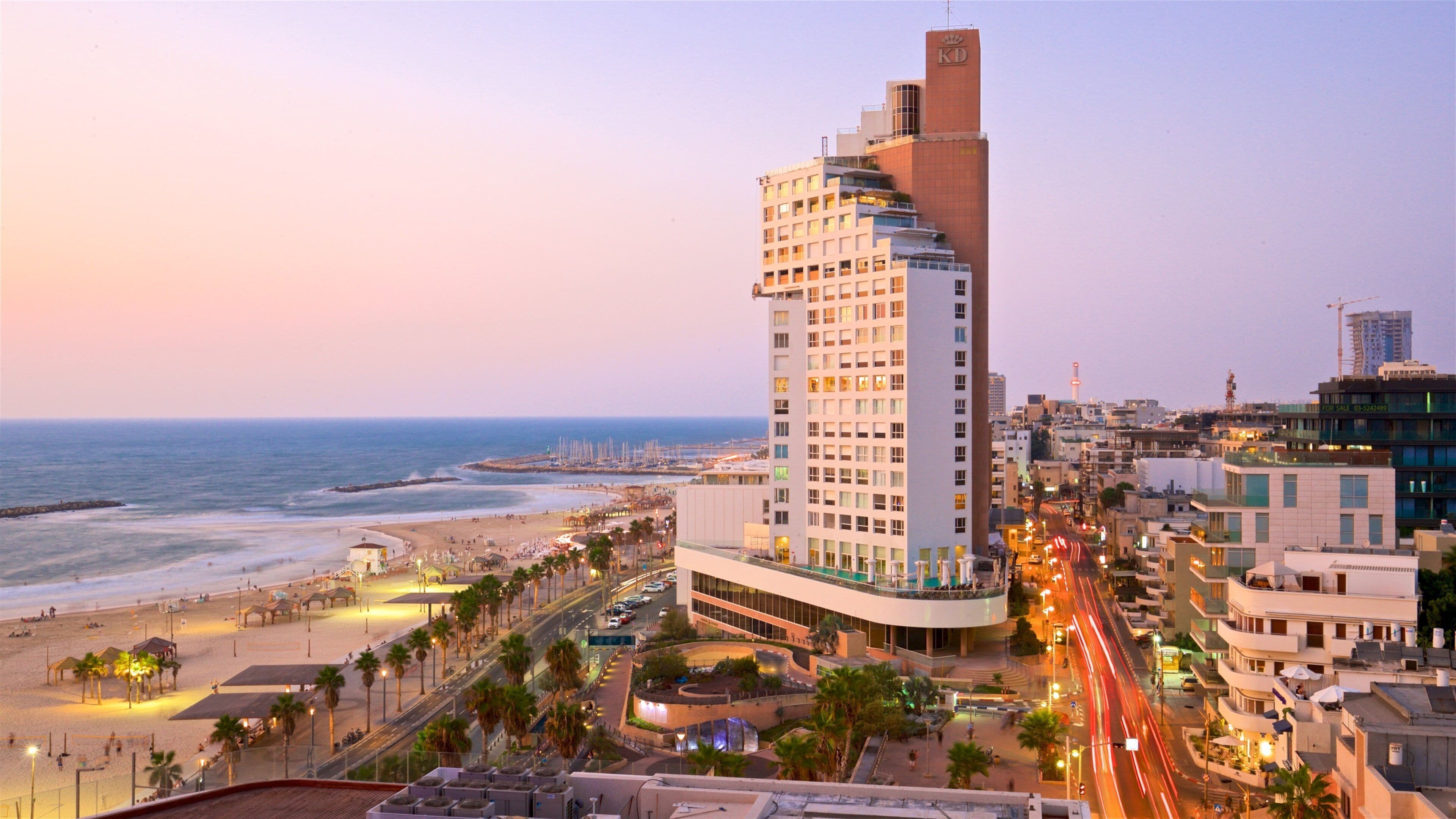 Frishman Strand som omfatter en kystby, udsigt over landskaber og en by