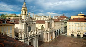 Piazza San Carlo ofreciendo una iglesia o catedral, una ciudad y imágenes de calles