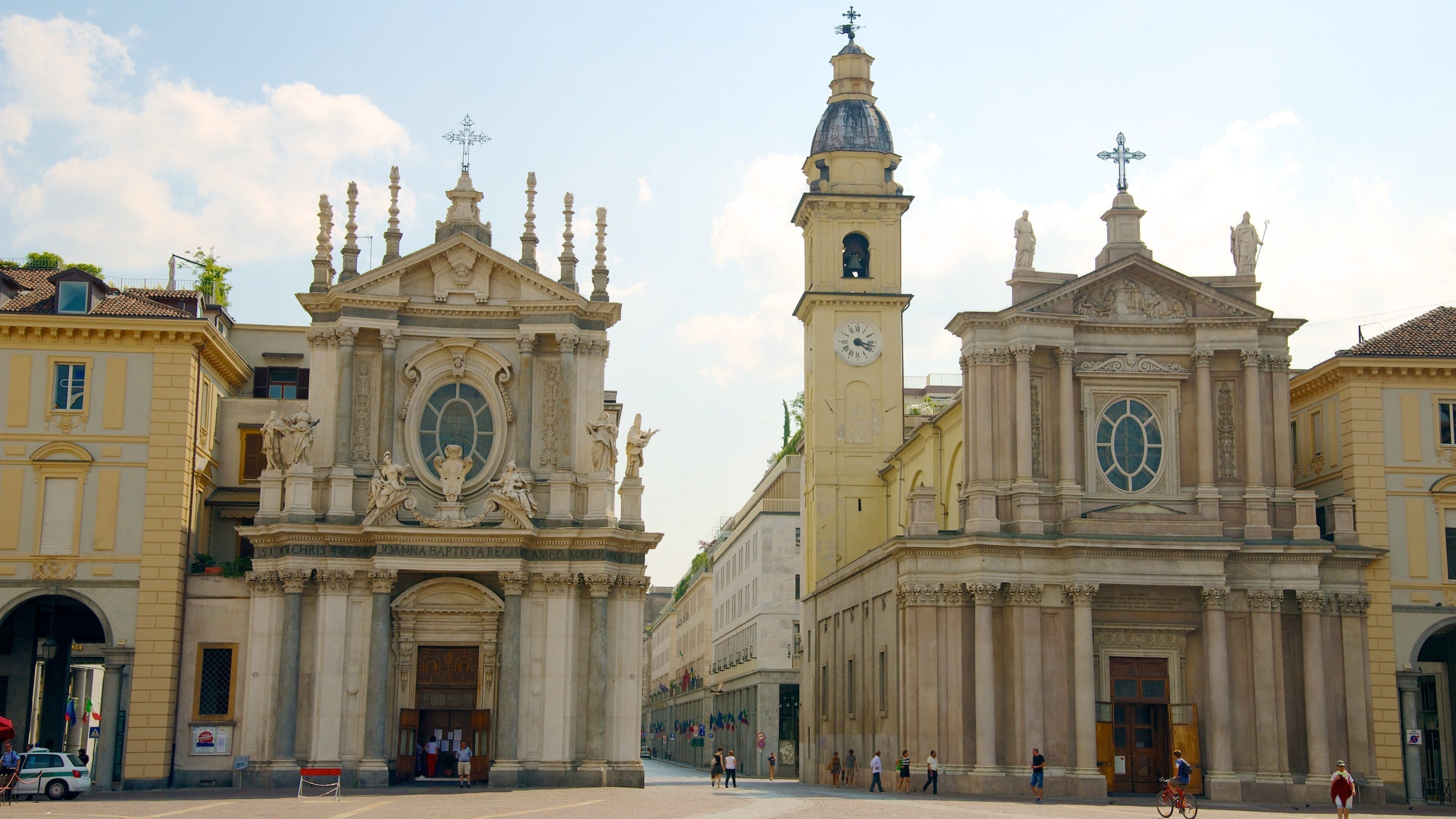 Piazza San Carlo showing a square or plaza, street scenes and heritage architecture