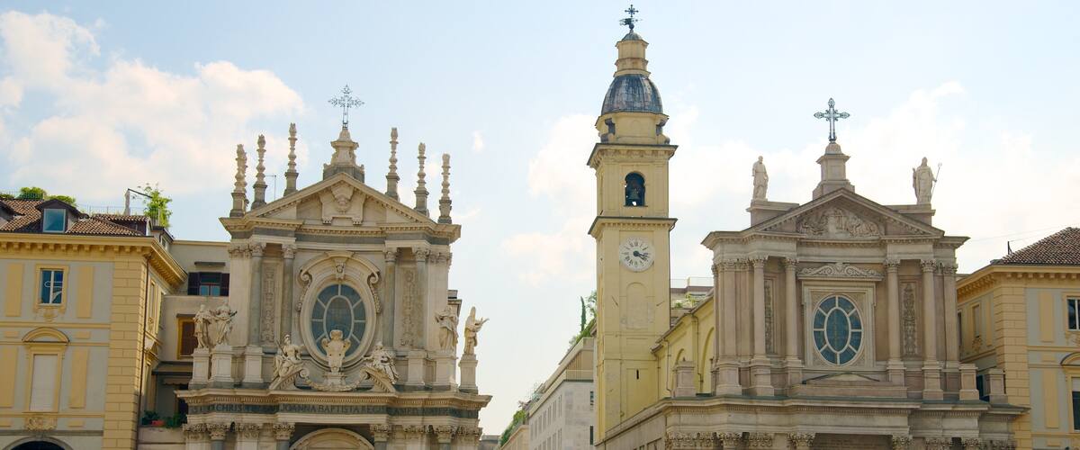 Piazza San Carlo showing a square or plaza, street scenes and heritage architecture