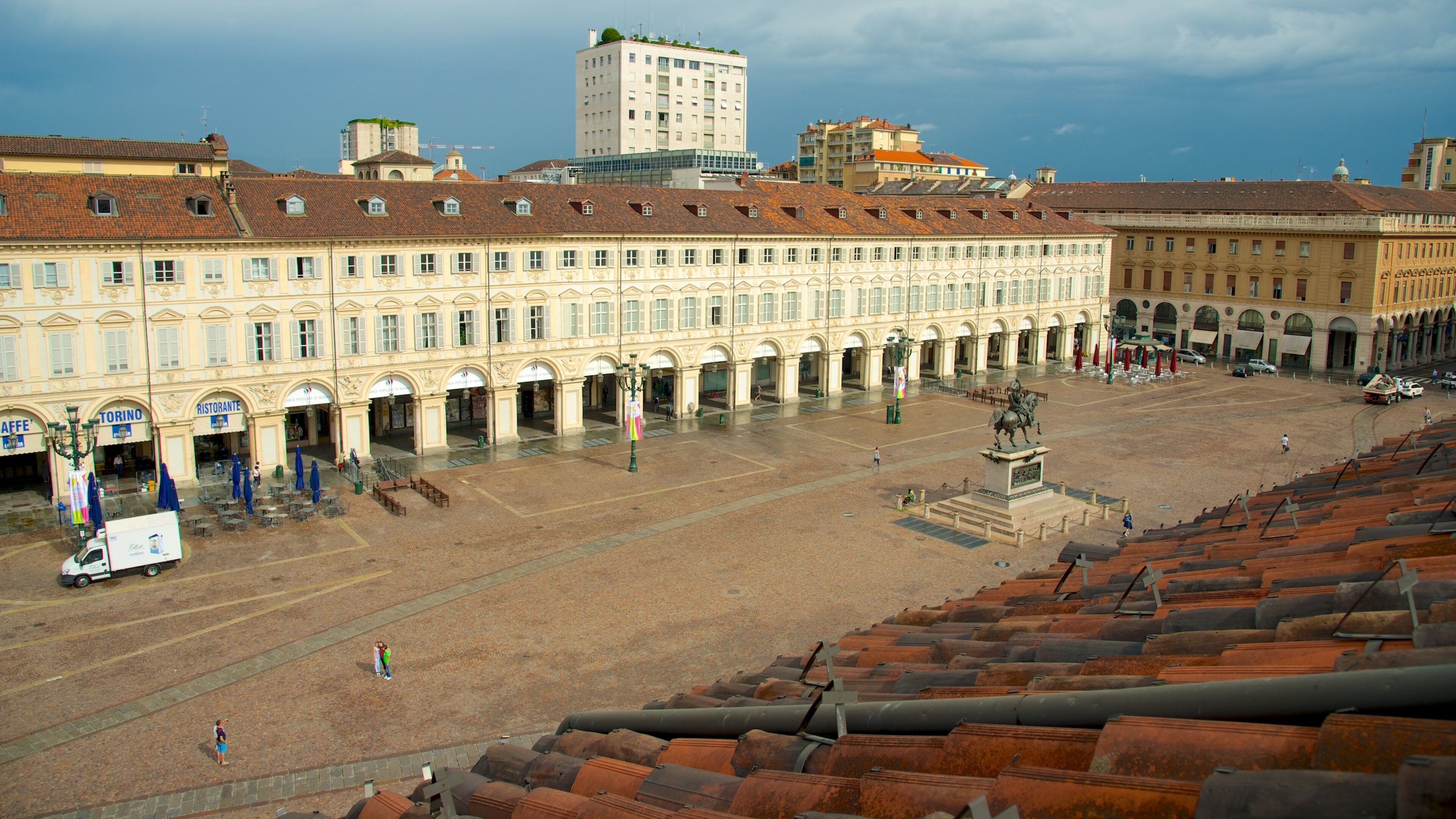 Piazza San Carlo showing a square or plaza, a city and heritage architecture