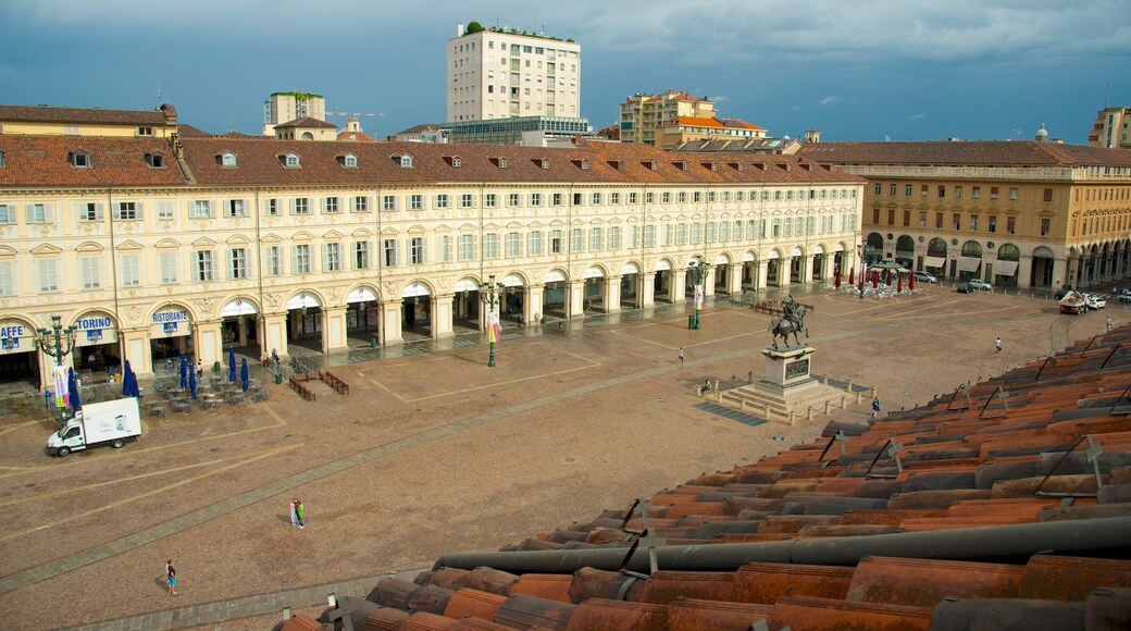 Piazza San Carlo showing a square or plaza, a city and heritage architecture