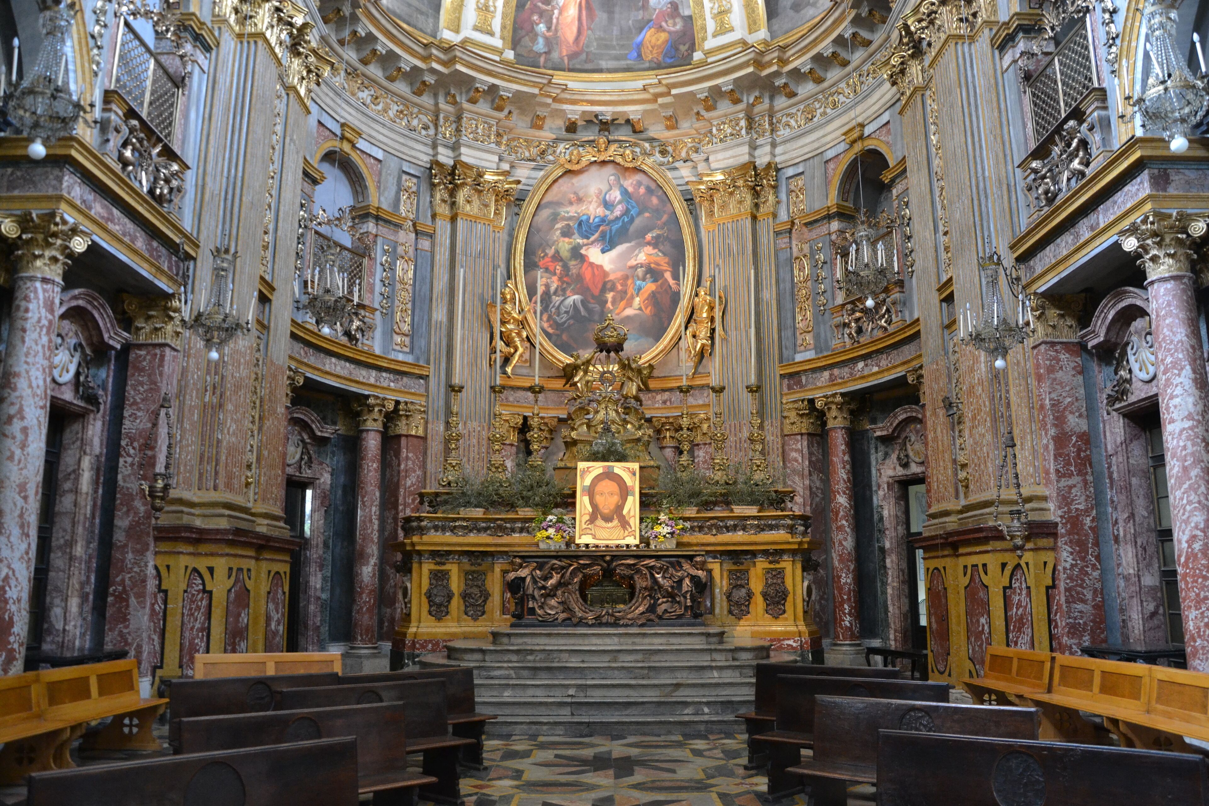 Chiesa dei Santi Martiri Avventore, Ottavio e Solutore (Torino), altare maggiore progettato dal primo architetto di corte, Filippo Juvarra (1678-1736) nel 1730 contenente la preziosa urna in bronzo dorato con le reliquie dei Santi Martiri