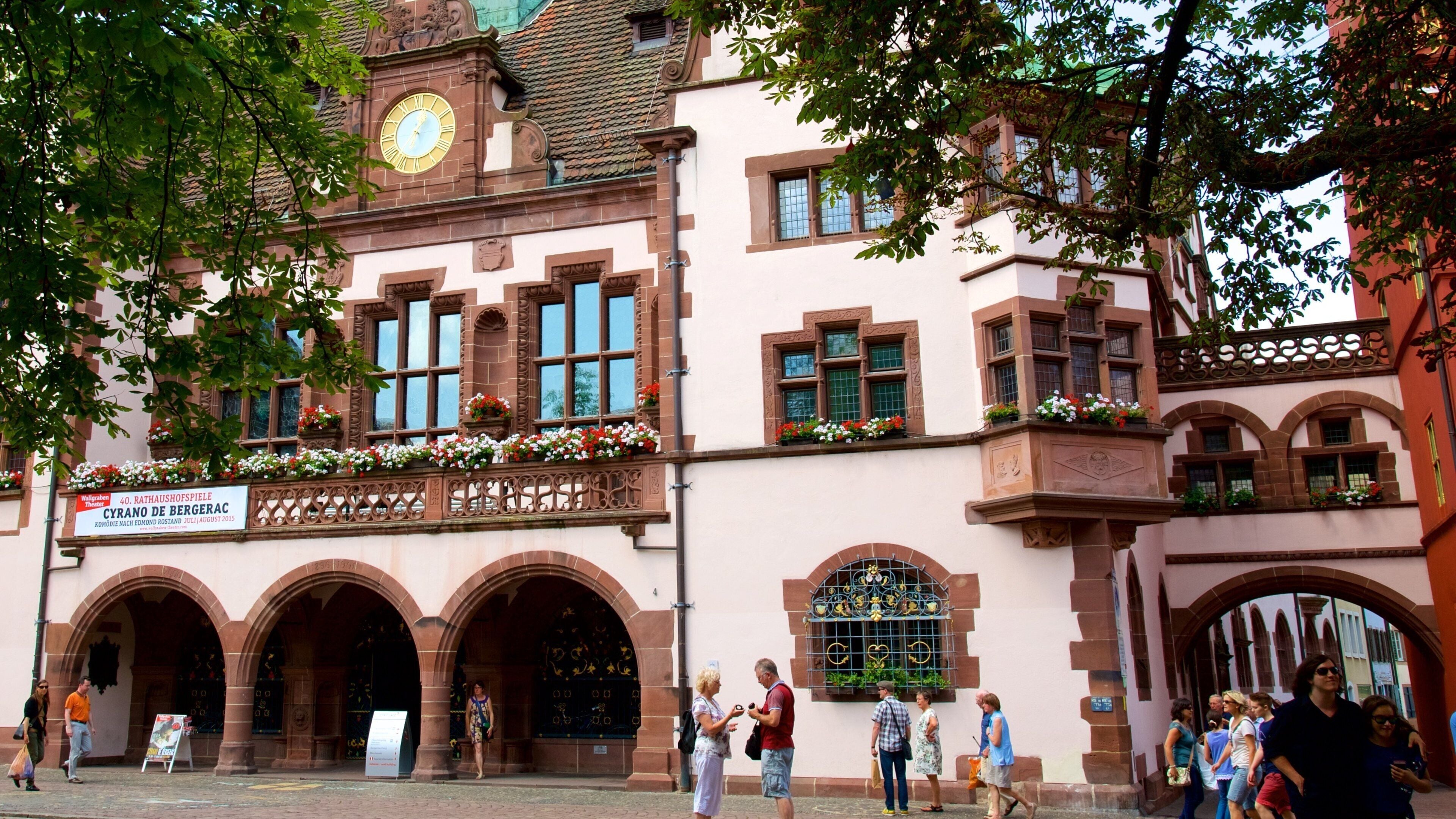 Gamla rÄdhuset som inkluderar gatuliv