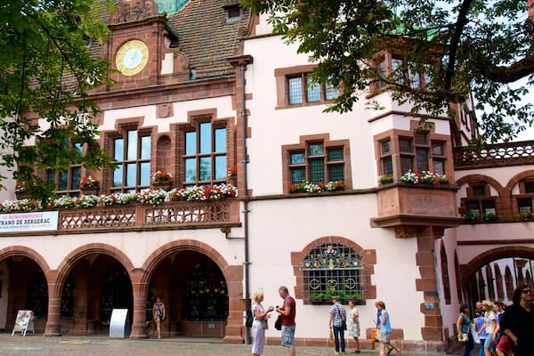 Altes Rathaus qui includes scènes de rue