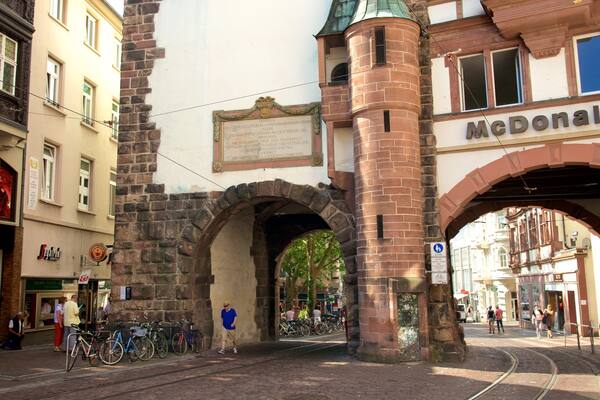 Martinstor das einen Kleinstadt oder Dorf und Straßenszenen