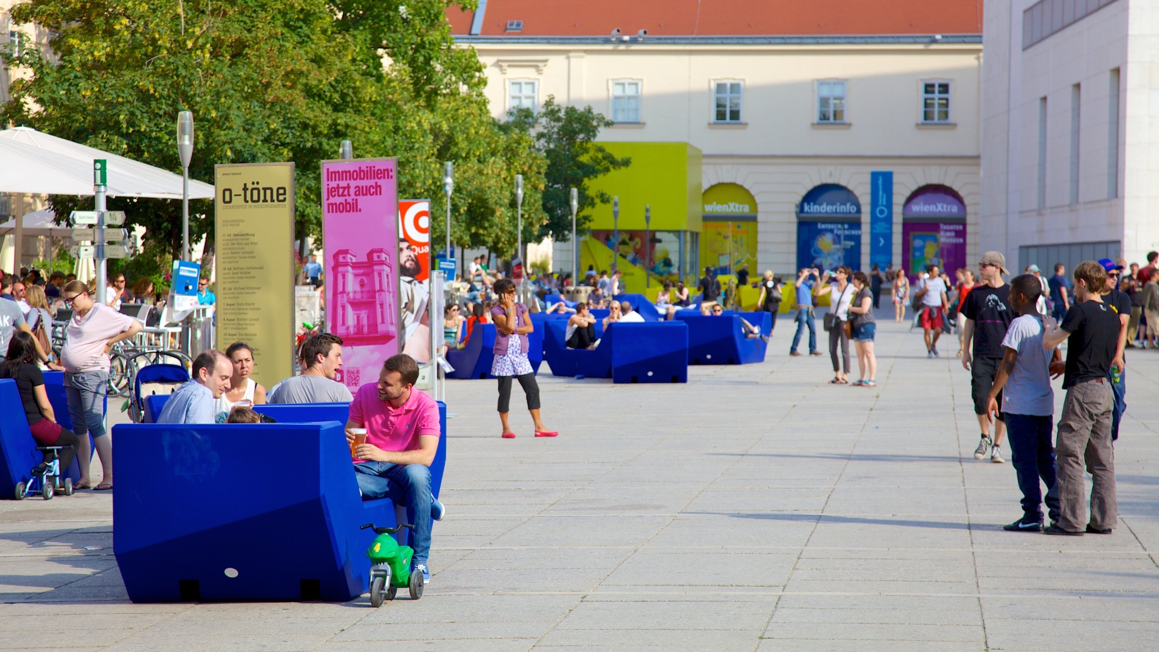 Museumsquartier showing a city, outdoor eating and street scenes