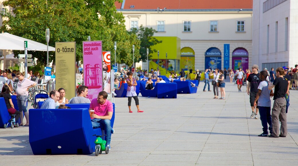 Museumsquartier showing a city, outdoor eating and street scenes
