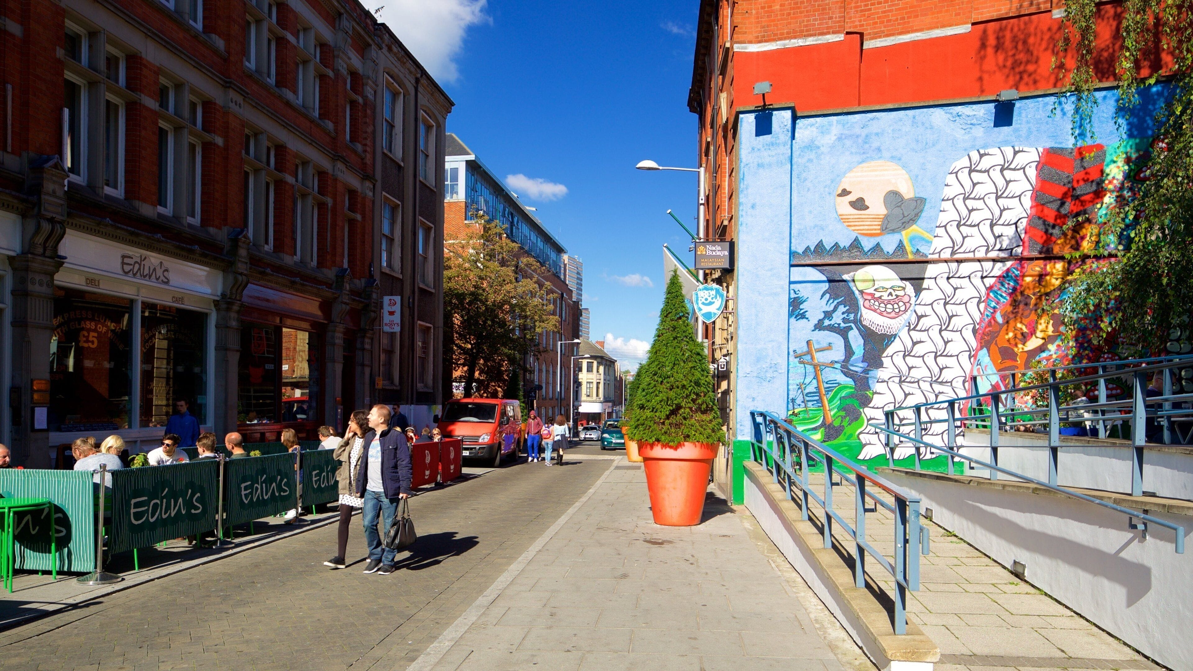Lace Market showing outdoor art, street scenes and markets