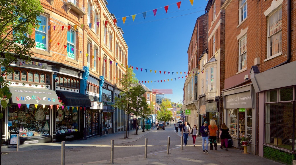Lace Market que inclui cenas de rua e uma cidade assim como um pequeno grupo de pessoas