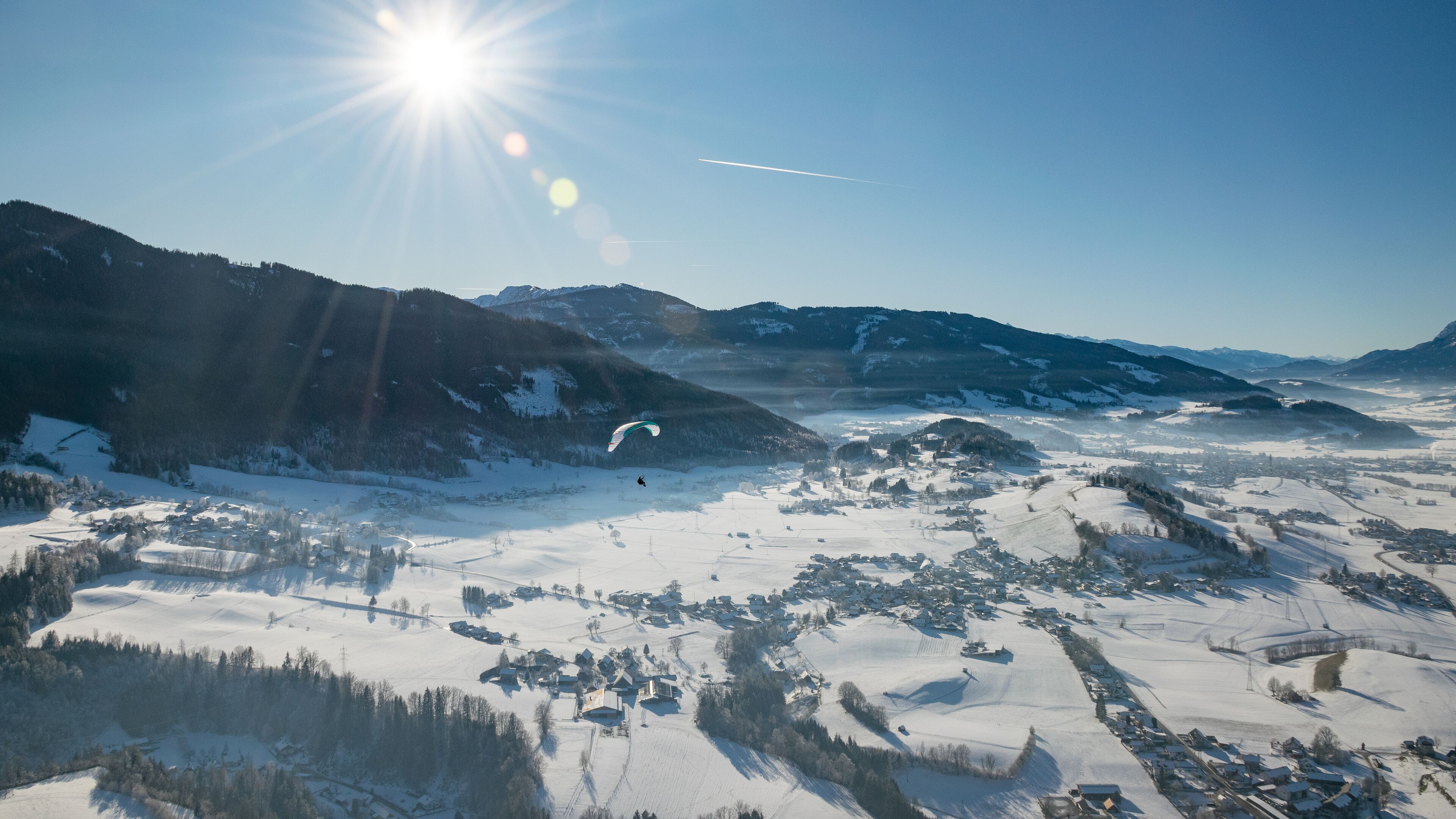 Paragleiter im Ennstal