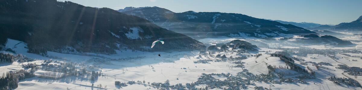 Paragleiter im Ennstal