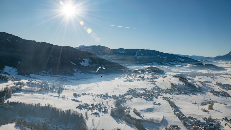 Paragleiter im Ennstal