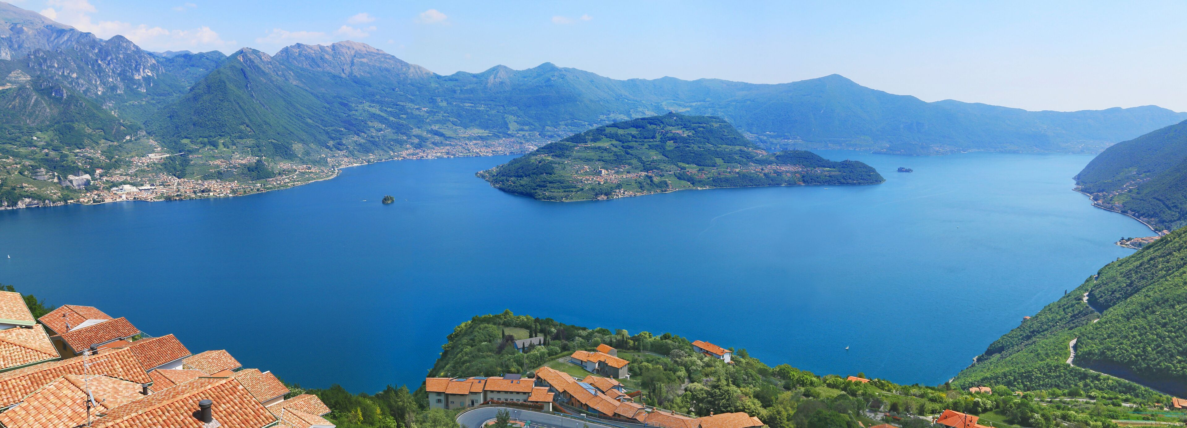 Le lac d'Iséo, en Italie, et l'île touristique de Monte Isola en son centre.