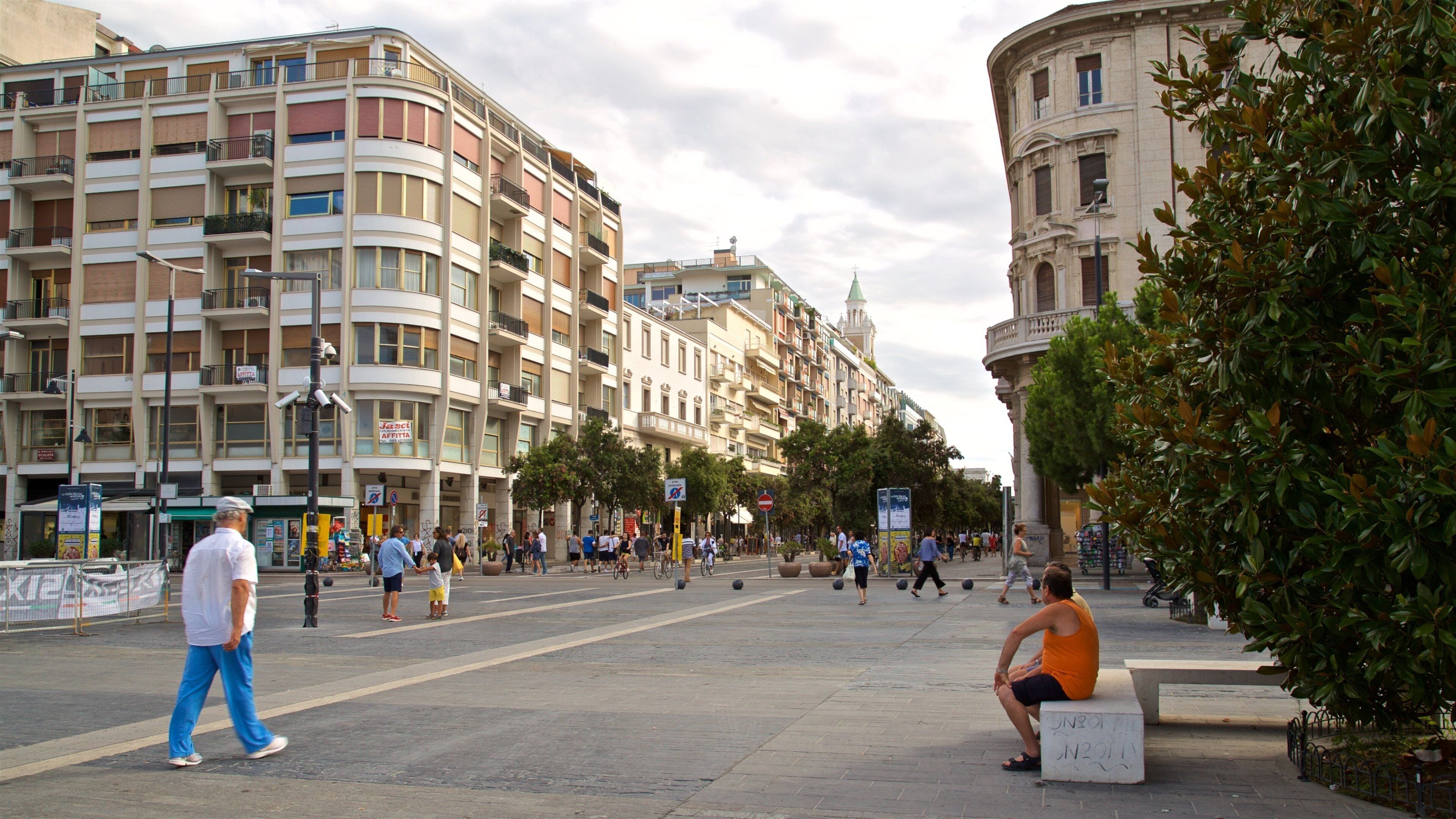 Piazza della Rinascita som inkluderer torg eller plass