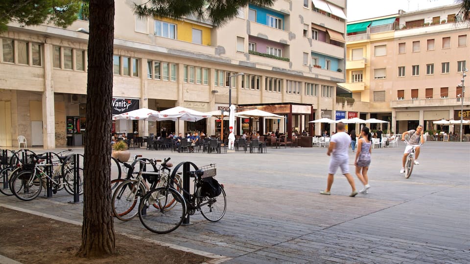 Piazza della Rinascita som inkluderer gatescener i tillegg til par