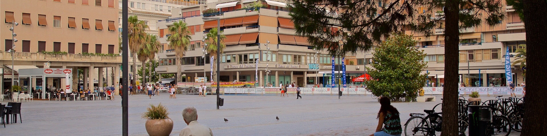 Piazza della Rinascita caracterizando uma praça ou plaza
