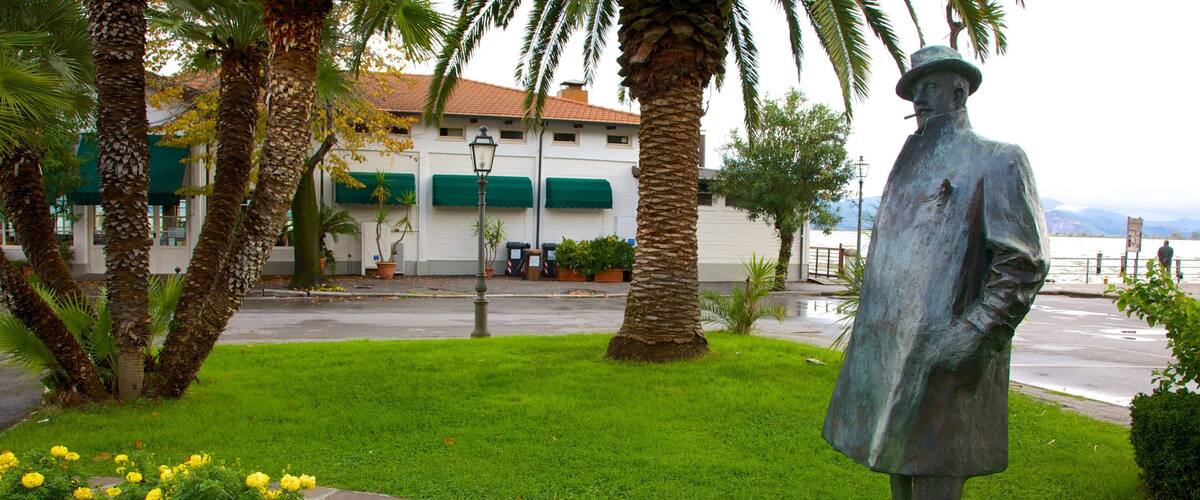 Lago Massaciuccoli que incluye flores, una estatua o escultura y arte al aire libre