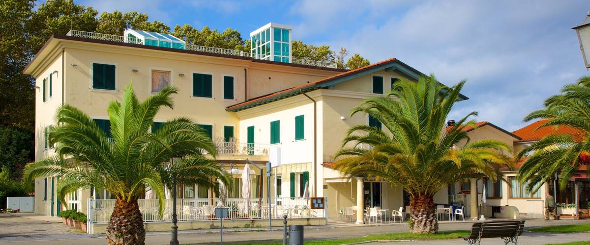 Lago di Massaciuccoli welches beinhaltet Haus und Kleinstadt oder Dorf