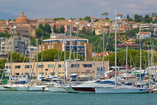 Port de Giulianova mettant en vedette baie ou port et ville cĂŽtiĂšre