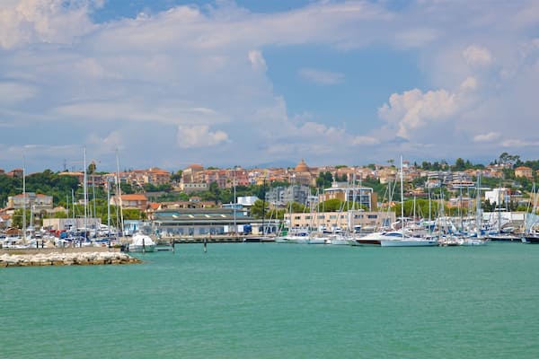 Port de Giulianova mettant en vedette ville cĂŽtiĂšre et baie ou port