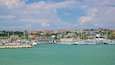 Puerto Giulianova mostrando una localidad costera y una bahía o un puerto