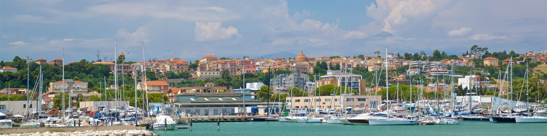 Port de Giulianova mettant en vedette ville cĂŽtiĂšre et baie ou port
