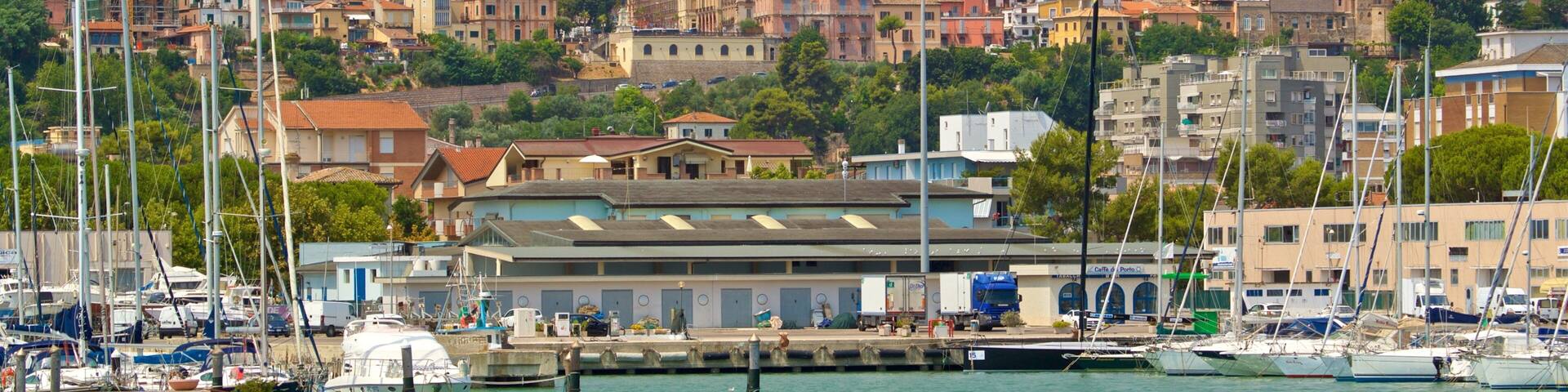 Hafen von Giulianova welches beinhaltet Bucht oder Hafen und Küstenort