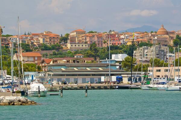Hafen von Giulianova welches beinhaltet Bucht oder Hafen und Küstenort