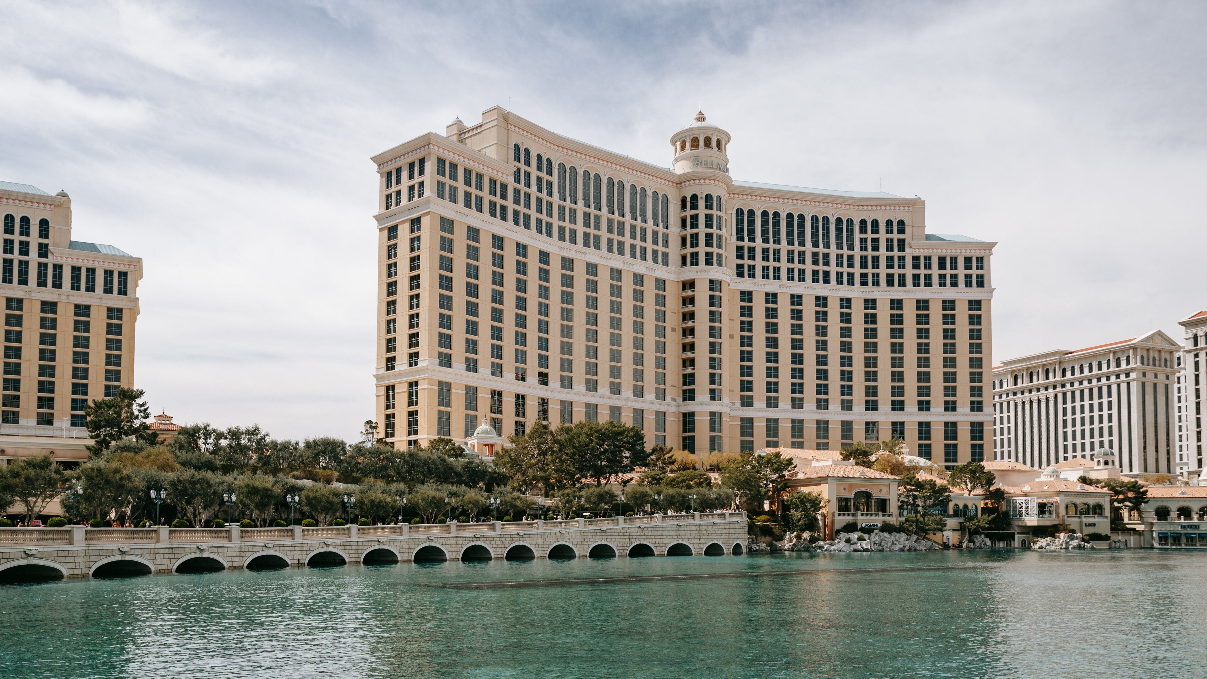 Bellagio Casino showing a pond and a hotel
