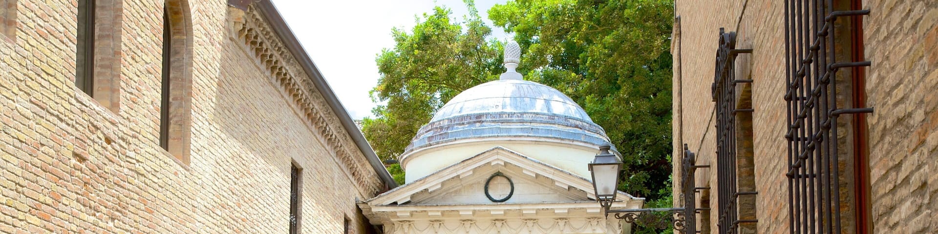 Tombe de Dante Alighieri mettant en vedette scĂšnes de rue