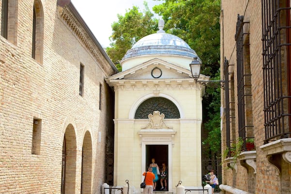 Tumba de Dante Alighieri ofreciendo escenas cotidianas