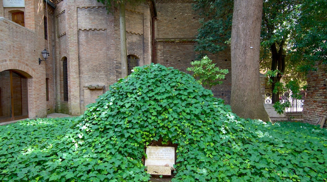 Tumba de Dante Alighieri que incluye un monumento