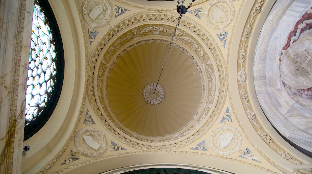 Tumba de Dante Alighieri que incluye patrimonio de arquitectura, vistas interiores y una iglesia o catedral