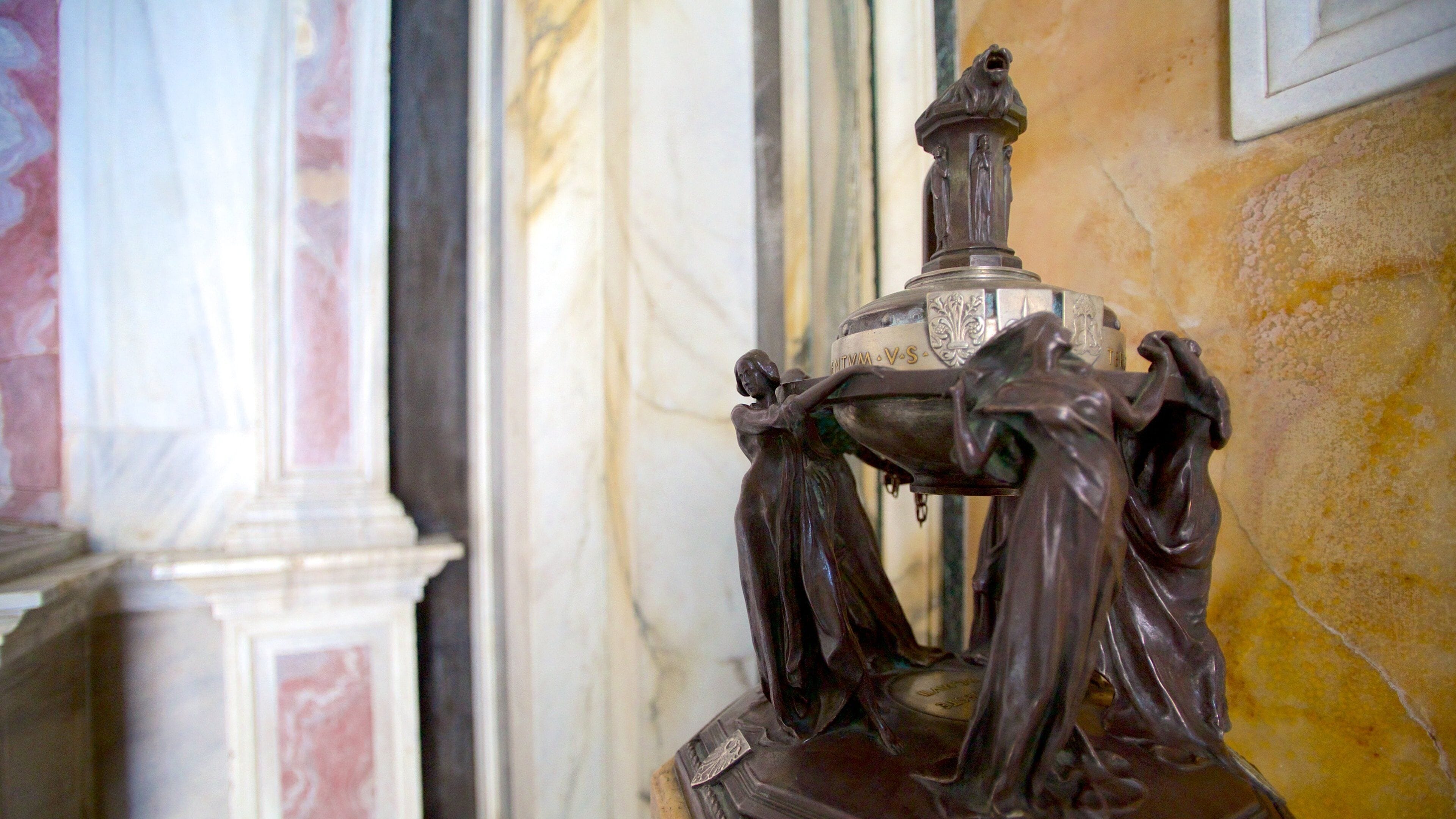 Tombe de Dante Alighieri mettant en vedette patrimoine historique, vues intérieures et statue ou sculpture